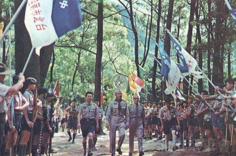 臺北市第1次童子軍大會，何應欽親臨主持閉幕，總會總幹事謝又華及臺北市劉先雲理事長（右）在營門迎接(臺北市童軍會檔案)