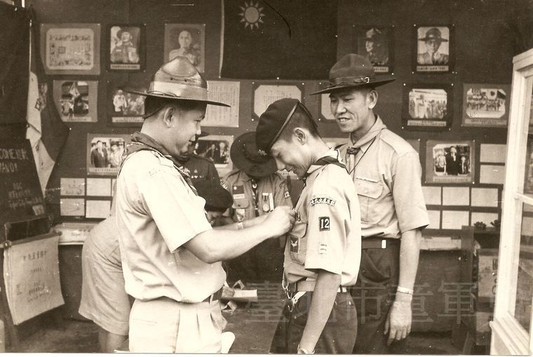 日本童軍拜會成淵中學（第12團）李大祥校長（右）及田興和隊長(郭廷銘先生提供)