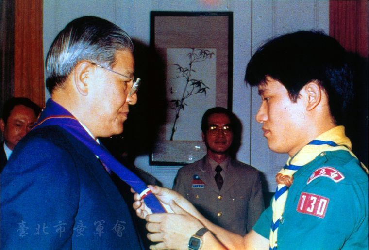 李總統配戴領巾(郭廷銘先生提供)