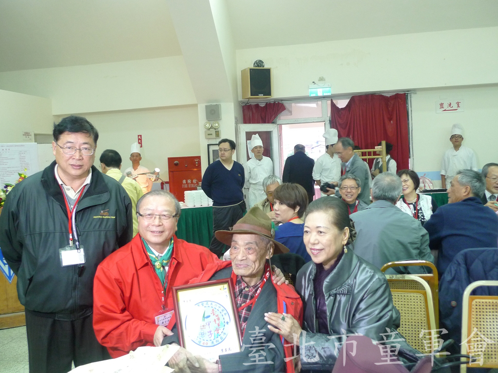 理事長康宗虎致贈紀念品與前建中團長陳全寬先生，左起管志明、康理事長、陳全寬()