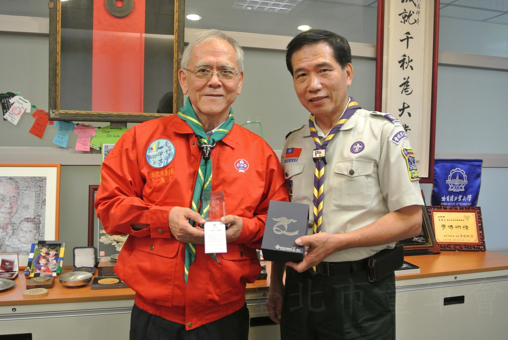 致贈吳成文先生童軍百週年紀念品()