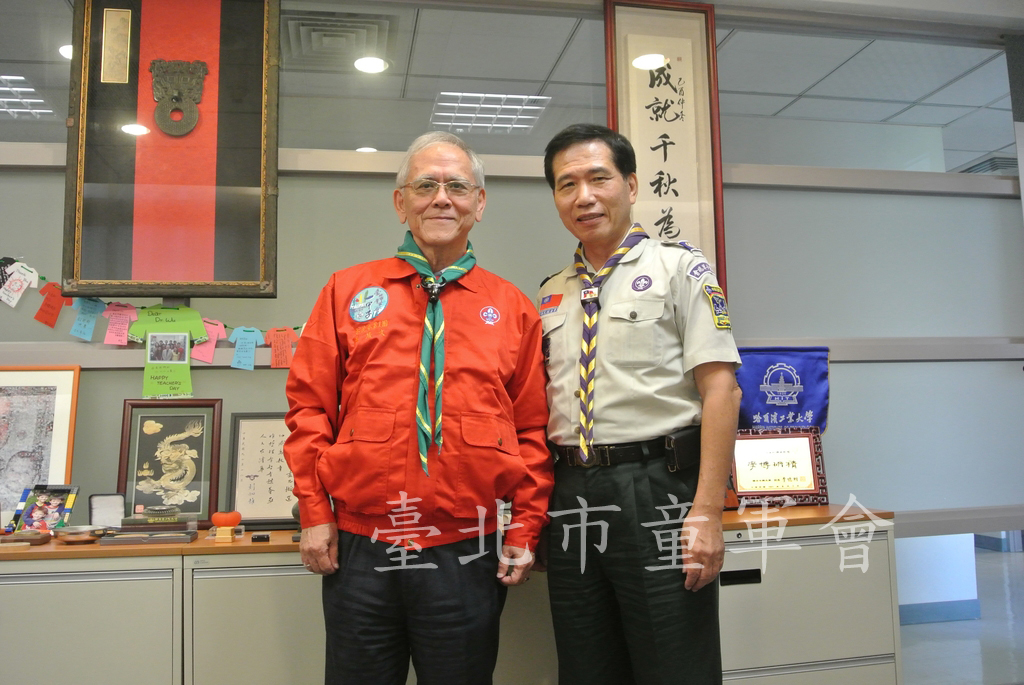 拜會吳成文先生，左起吳成文(附中E4)、郭廷銘(附中H155)()
