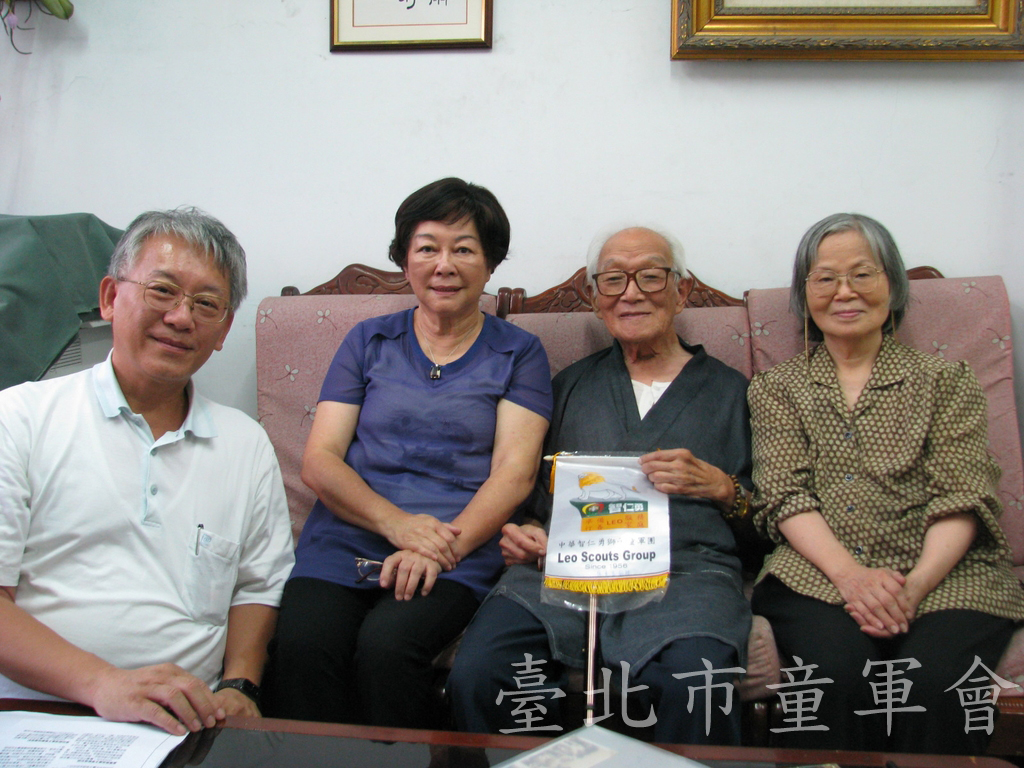 拜訪劉元孝先生，左起來宇德、崔愛思、劉元孝、劉夫人()